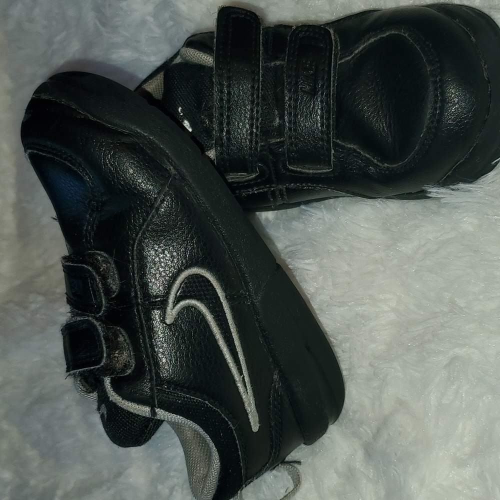 Nike 7c velcro strap slip on shoes